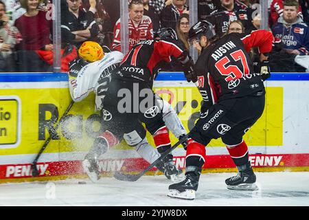 Deutschland. November 2024. Eishockey Penny-DEL 16.Spieltag Koelner Haie - Pinguins Bremerhaven am 15.11.2024 in der Lanxess Arena in Köln Fabian Herrmann ( Bremerhaven ), links - Moritz Müller ( Köln ), mitte - Brady Austin ( Köln ), rechts Gemaess den Vorgaben der DEL Deutsche Eishockey Liga ist die Publikation und Weiterverwertung der Aufnahmen in elektronischen Medien und Endgeraeten aller Art waehrend des Spiels zulaessig. Foto: Revierfoto Credit: ddp Media GmbH/Alamy Live News Stockfoto