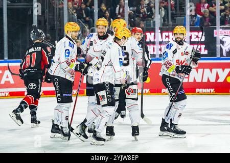 Deutschland. November 2024. Eishockey Penny-DEL 16.Spieltag Koelner Haie - Pinguins Bremerhaven am 15.11.2024 in der Lanxess Arena in Köln Bremerhavens Spieler bejubeln den Treffer zum 0:2 - Torschuetze Dominik Uher ( Bremerhaven ), rechts aussen Gemaess den Vorgaben der DEL Deutsche Eishockey Liga ist die Publikation und Weiterverwertung der Aufnahmen in elektronischen Medien und Endgeraeten aller Art waehrend des Spiels zulaessig. Foto: Revierfoto Credit: ddp Media GmbH/Alamy Live News Stockfoto