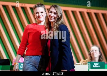 50. Ordentliche Bundesdelegiertenkonferenz von BUENDNIS 90/DIE GRUENEN Terry Reintke, Mitglied des Europaeischen Parlaments verabschiedet Emily Buening, politische Bundesgeschaeftsfuehrerin auf der 50. Parteitag von BUENDNIS 90/DIE GRUENEN im RheinMain Kongresszentrum RMCC in Wiesbaden, Wiesbaden, 15.11.2024 Wiesbaden Hessen Deutschland *** 50. Ordentliche Bundesdelegiertenkonferenz von BUENDNIS 90 DIE GRUENEN Terry Reintke, Mitglied des Europäischen Parlaments, verabschiedet sich von Emily Buening, Bundesdirektorin auf der 50. Parteikonferenz von BUENDNIS 90 DIE GRUENEN auf den RheinMain Congres Stockfoto