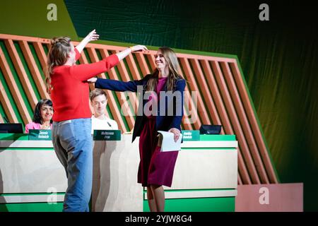 50. Ordentliche Bundesdelegiertenkonferenz von BUENDNIS 90/DIE GRUENEN Terry Reintke, Mitglied des Europaeischen Parlaments verabschiedet Emily Buening, politische Bundesgeschaeftsfuehrerin auf der 50. Parteitag von BUENDNIS 90/DIE GRUENEN im RheinMain Kongresszentrum RMCC in Wiesbaden, Wiesbaden, 15.11.2024 Wiesbaden Hessen Deutschland *** 50. Ordentliche Bundesdelegiertenkonferenz von BUENDNIS 90 DIE GRUENEN Terry Reintke, Mitglied des Europäischen Parlaments, verabschiedet sich von Emily Buening, Bundesdirektorin auf der 50. Parteikonferenz von BUENDNIS 90 DIE GRUENEN auf den RheinMain Congres Stockfoto