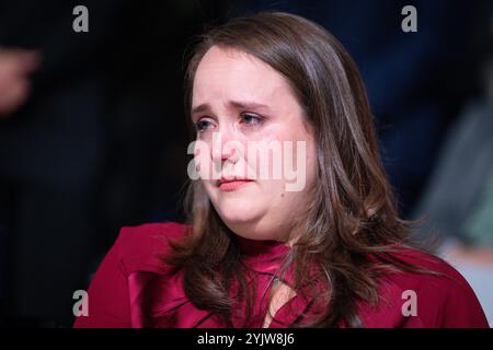 50. Ordentliche Bundesdelegiertenkonferenz von BUENDNIS 90/DIE GRUENEN Ricarda lang traenenreicher Abschied von Omid Nouripour, Mitglied des Deutschen Bundestages aus dem Bundesvorstand auf der 50. Parteitag von BUENDNIS 90/DIE GRUENEN im RheinMain Kongresszentrum RMCC in Wiesbaden, Wiesbaden, 15.11.2024 Wiesbaden Hessen Deutschland *** 50 ordentliche Bundesdelegierte Konferenz von BUENDNIS 90 DIE GRUENENEN Ricarda lang tränenvoller Abschied von Omid Nouripour, Mitglied des Deutschen Bundestages aus dem Bundesvorstand auf der Parteikonferenz von BUENDNIS 50 DIE GRUENENENENENENENENENENENENEN 90 am RheinMain Stockfoto