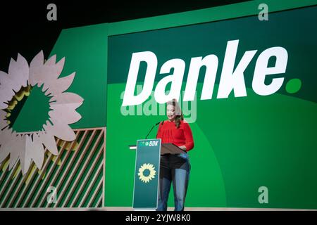 50. Ordentliche Bundesdelegiertenkonferenz von BUENDNIS 90/DIE GRUENEN Terry Reintke, Mitglied des Europaeischen Parlaments bei Ihrer Laudatio zum Abschied von Emily Buening, politische Bundesgeschaeftsfuehrerin auf der 50. Parteitag von BUENDNIS 90/DIE GRUENEN im RheinMain Kongresszentrum RMCC in Wiesbaden, Wiesbaden, 15.11.2024 Wiesbaden Hessen Deutschland *** 50 ordentliche Bundesdelegierte Konferenz von BUENDNIS 90 DIE GRUENEN Terry Reintke, Mitglied des Europäischen Parlaments, während ihrer Laudatio beim Abschied von Emily Buening, Bundespolitikdirektorin auf der Parteikonferenz 50 Stockfoto