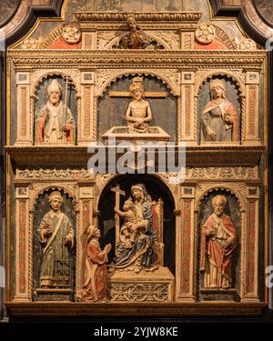 Pavia - der geschnitzte polychrome Renaissance-Altar mit der Madonna und dem Tod Jesus und den Heiligen in der Kirche Basilica di San Michaele Maggiore Stockfoto