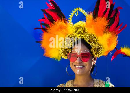 Eine kolumbianische Tänzerin, die ein gefiedertes Stirnband trägt, nimmt an der Batalla de Flores Teil, der großen Parade des Karnevals in Barranquilla, Kolumbien. Stockfoto