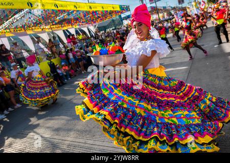 Eine kolumbianische Frau, die ein traditionelles Cumbia-Outfit trägt, tanzt die Cumbia während der Parade des Karnevals in Barranquilla, Kolumbien. Stockfoto