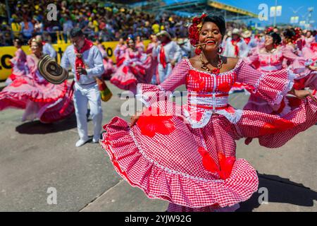 Kolumbianische Paare, die traditionelle Cumbia-Outfits tragen, tanzen die Cumbia während der Parade des Karnevals in Barranquilla, Kolumbien. Stockfoto