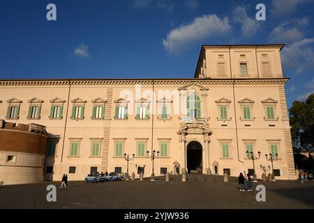 Rom, Italien - 4. November 2024: Der Quirinalpalast (Palazzo del Quirinale) ist die offizielle Residenz des Präsidenten der Italienischen Republik in Rom. Stockfoto