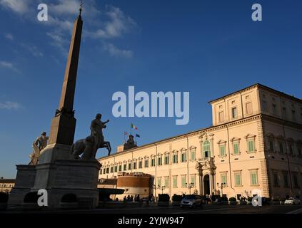 Rom, Italien - 4. November 2024: Der Quirinalpalast (Palazzo del Quirinale) ist die offizielle Residenz des Präsidenten der Italienischen Republik in Rom. Stockfoto