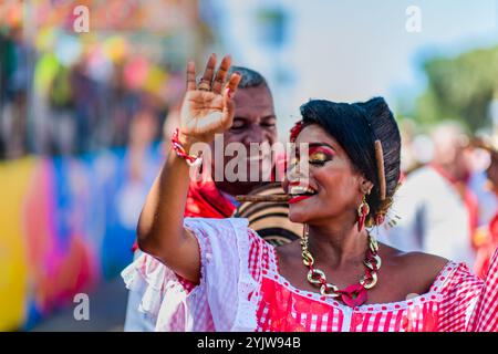 Ein afro-kolumbianisches Paar, das traditionelle Cumbia-Outfits trägt, tanzt die Cumbia während der Parade des Karnevals in Barranquilla, Kolumbien. Stockfoto