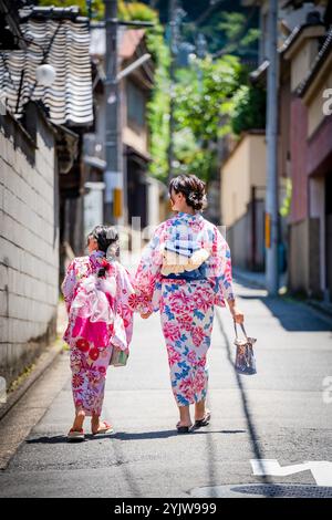 Eltern und Kind tragen Yukata in Kyoto, Japan. Traditioneller japanischer Hintergrund. Stockfoto