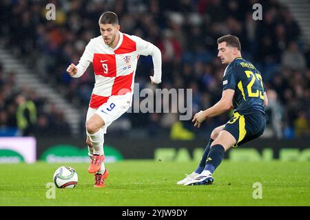 Der kroatische Andrej Kramaric (links) und der schottische Kenny McLean kämpfen um den Ball während des Gruppenspiels der UEFA Nations League in Hampden Park, Glasgow. Bilddatum: Freitag, 15. November 2024. Stockfoto