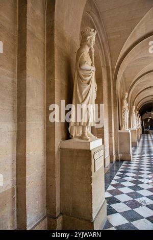 Die Fußgängerwege im Erdgeschoss des Schlosses von Versailles, Frankreich Stockfoto