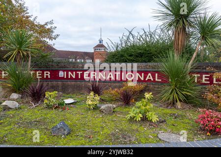 Potter's International Hotel in Aldershot, England, Großbritannien. Das Hotel wird derzeit für Flüchtlinge und Einwanderer genutzt. Am 31. Juli 2024 fand dort ein Protest gegen Immigranten statt, bei dem eine Minderheit von Demonstranten in kriminelle Aktivitäten verwickelt war, darunter das Werfen von Gegenständen und das Aussetzen von Menschen durch Rassen. Stockfoto