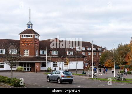 Potter's International Hotel in Aldershot, England, Großbritannien. Das Hotel wird derzeit für Flüchtlinge und Einwanderer genutzt. Am 31. Juli 2024 fand dort ein Protest gegen Immigranten statt, bei dem eine Minderheit von Demonstranten in kriminelle Aktivitäten verwickelt war, darunter das Werfen von Gegenständen und das Aussetzen von Menschen durch Rassen. Stockfoto