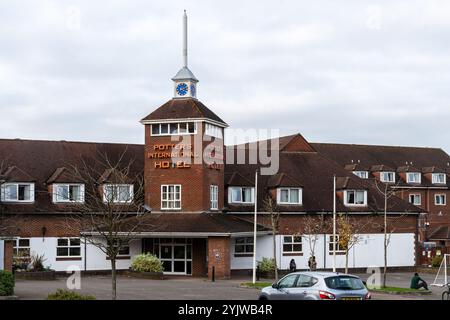 Potter's International Hotel in Aldershot, England, Großbritannien. Das Hotel wird derzeit für Flüchtlinge und Einwanderer genutzt. Am 31. Juli 2024 fand dort ein Protest gegen Immigranten statt, bei dem eine Minderheit von Demonstranten in kriminelle Aktivitäten verwickelt war, darunter das Werfen von Gegenständen und das Aussetzen von Menschen durch Rassen. Stockfoto