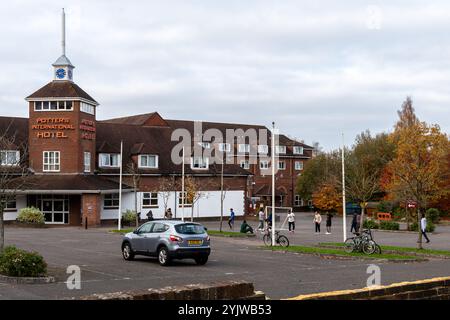 Potter's International Hotel in Aldershot, England, Großbritannien. Das Hotel wird derzeit für Flüchtlinge und Einwanderer genutzt. Am 31. Juli 2024 fand dort ein Protest gegen Immigranten statt, bei dem eine Minderheit von Demonstranten in kriminelle Aktivitäten verwickelt war, darunter das Werfen von Gegenständen und das Aussetzen von Menschen durch Rassen. Stockfoto