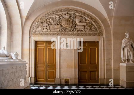 Die Fußgängerwege im Erdgeschoss des Schlosses von Versailles, Frankreich Stockfoto