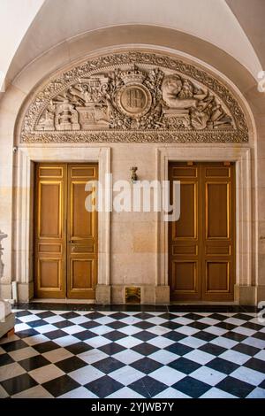 Die Fußgängerwege im Erdgeschoss des Schlosses von Versailles, Frankreich Stockfoto