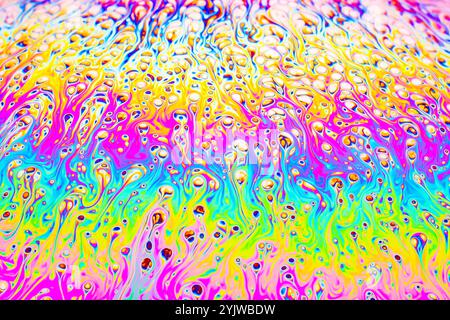 Echte Nahaufnahme einer Seifenblasenoberflächenbewegung als wissenschaftliches Experiment, das Lichtbrechung mit bunten Formen und Formen zeigt Stockfoto