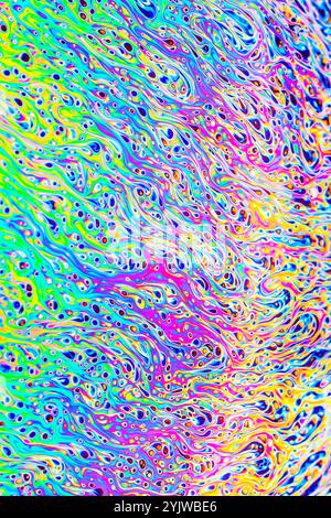 Echte Nahaufnahme einer Seifenblasenoberflächenbewegung als wissenschaftliches Experiment, das Lichtbrechung mit bunten Formen und Formen zeigt Stockfoto
