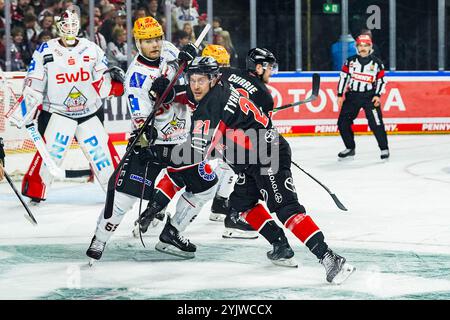 Deutschland. November 2024. Eishockey Penny-DEL 16.Spieltag Koelner Haie - Pinguins Bremerhaven am 15.11.2024 in der Lanxess Arena in Köln Christian Wejse ( Bremerhaven ), links - Juhani Tyrvaeinen ( Köln ), rechts Gemaess den Vorgaben der DEL Deutsche Eishockey Liga ist die Publikation und Weiterverwertung der Aufnahmen in elektronischen Medien und Endgeraeten aller Art waehrend des laufenden Spiele nicht zulaessig. Foto: Revierfoto Credit: ddp Media GmbH/Alamy Live News Stockfoto