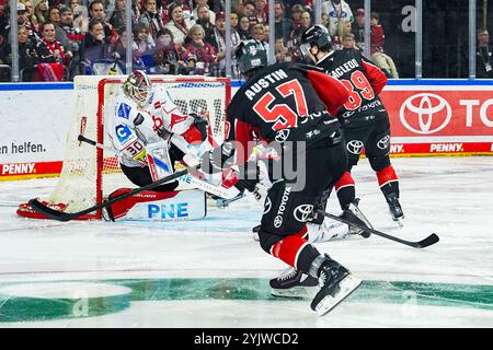 Deutschland. November 2024. Eishockey Penny-DEL 16.Spieltag Koelner Haie - Pinguins Bremerhaven am 15.11.2024 in der Lanxess Arena in Köln Gregor MacLeod ( Köln ), rechts - scheitert an Kristers Gudlevskis ( Bremerhaven ), links Gemaess den Vorgaben der DEL Deutsche Eishockey Liga ist die Publikation und Weiterverwertung der Aufnahmen in elektronischen Medien und Endgeraeten aller Art waehrend des laufenden Spiele nicht zulaessig. Foto: Revierfoto Credit: ddp Media GmbH/Alamy Live News Stockfoto