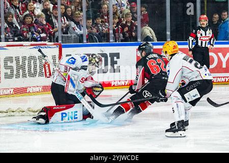 Deutschland. November 2024. Eishockey Penny-DEL 16.Spieltag Koelner Haie - Pinguins Bremerhaven am 15.11.2024 in der Lanxess Arena in Köln Parker Tuomie ( Köln ), mitte - scheitert an Kristers Gudlevskis ( Bremerhaven ), links Gemaess den Vorgaben der DEL Deutsche Eishockey Liga ist die Publikation und Weiterverwertung der Aufnahmen in elektronischen Medien und Endgeraeten aller Art waehrend des laufenden Spiele nicht zulaessig. Foto: Revierfoto Credit: ddp Media GmbH/Alamy Live News Stockfoto