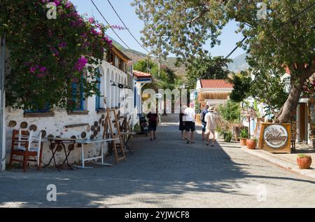 Datca, Mugla, Türkei - 4. Oktober 2024 : Straßen des alten Datca. Herbstsaison. Farbenfrohe Straßen und traditionelle Steinhäuser. Stockfoto