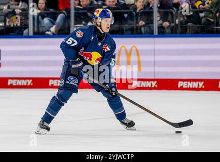 Emil Johansson (EHC Red Bull Muenchen, #57). GER, EHC Red Bull Muenchen vs. Straubing Tigers, Eishockey, DEL, 16. Spieltag, Saison 2024/2025, 15.11.2024. Foto: Eibner-Pressefoto/Heike Feiner Stockfoto