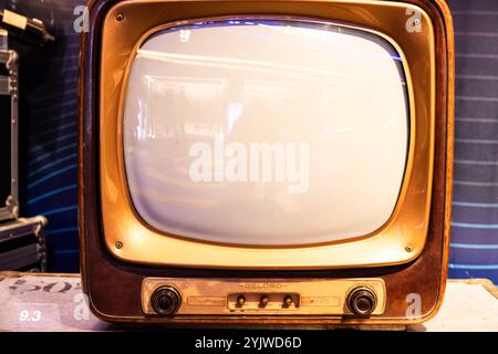 Turin, Italien - 30. April 2024. Museum für Radio und Fernsehen. TV S/W Modell Geloso, einer der ersten 21-Zoll-Fernseher, Schwarzweiß. Stockfoto