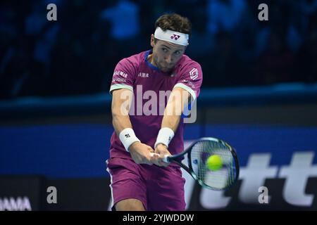 Turin, Italien - 15. November: Casper Ruud aus Norwegen im Kampf gegen Andrey Rublev während des Nitto ATP Finalspiels der Männer beim Nitto ATP Finalspiel in der Inalpi Arena in Turin, Italien. Quelle: Best Images/Alamy Live News Stockfoto