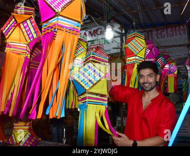 Mumbai, Indien. November 2024. MUMBAI, INDIEN - 24. OKTOBER: (ANMERKUNG DER REDAKTION: Dies ist ein exklusives Bild der Hindustan Times/SIPA USA) der indische Fernsehschauspieler Gurmeet Choudhary posiert während eines exklusiven Interviews mit HT City im Mahim Kandil Galli am 24. Oktober 2024 in Mumbai, Indien. Gurmeet Choudhary geht mit HTCITY auf Laternen einkaufen, während er über seine persönlichen Traditionen spricht, um das Lichterfest zu feiern. (Foto: Bhushan Koyande/Hindustan Times/SIPA USA) Credit: SIPA USA/Alamy Live News Stockfoto