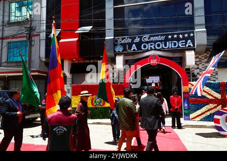 El Alto, BOLIVIEN; 15. November 2024: Als königliche Wachen gekleidete Menschen erwarten Gäste, wenn sie in der Veranstaltungshalle La Orquidea zu einer Veranstaltung ankommen, die von der britischen Botschaft in Bolivien zum Gedenken an den Geburtstag von König Karl III. Organisiert wird (der gestern war). Die Veranstaltung sollte auch kulturelle Beziehungen, Handel und engere Beziehungen zwischen Bolivien und Großbritannien fördern. Stockfoto