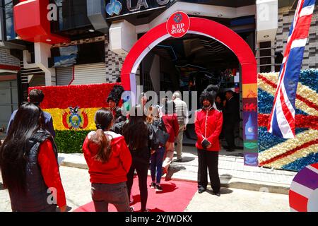 El Alto, BOLIVIEN; 15. November 2024: Als königliche Wachen gekleidete Menschen erwarten Gäste, wenn sie zu einer Veranstaltung kommen, die von der britischen Botschaft in Bolivien organisiert wird, um dem Geburtstag von König Karl III. Zu gedenken (der gestern war). Die Veranstaltung sollte auch kulturelle Beziehungen, Handel und engere Beziehungen zwischen Bolivien und Großbritannien fördern. Stockfoto