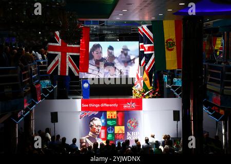 El Alto, BOLIVIEN; 15. November 2024: Aufnahmen lokaler Musiker werden auf einer Großleinwand gezeigt, während die bolivianische Nationalhymne zu Beginn einer Veranstaltung der britischen Botschaft in Bolivien zum Gedenken an König Karl III. Gespielt wird (die gestern war). Die Veranstaltung sollte auch die kulturellen Beziehungen und den Handel zwischen Bolivien und Großbritannien fördern. Stockfoto