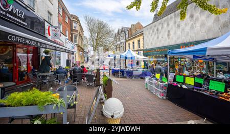 Geschäfte und Verkaufsstände in der High Street, einer Fußgängerzone in Poole, Dorset, Großbritannien, am 14. November 2024 Stockfoto