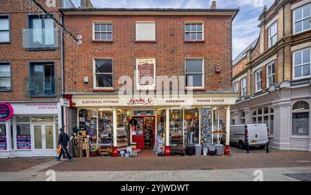 Laden Sie am 14. November 2024 vor Boone and Co, einem traditionellen englischen Eisenwarenladen in High Street, Poole, Dorset, Großbritannien Stockfoto