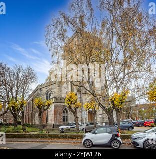 Pfarrkirche St. James umgeben von herbstlichen Bäumen in der Altstadt von Poole, Dorset, Großbritannien am 14. November 2024 Stockfoto