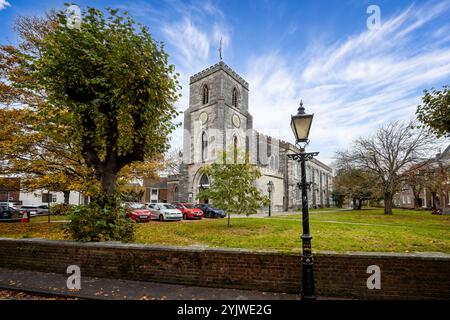 Pfarrkirche St. James umgeben von herbstlichen Bäumen in der Altstadt von Poole, Dorset, Großbritannien am 14. November 2024 Stockfoto