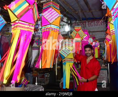 Mumbai, Indien. November 2024. MUMBAI, INDIEN - 24. OKTOBER: (ANMERKUNG DER REDAKTION: Dies ist ein exklusives Bild der Hindustan Times/SIPA USA) der indische Fernsehschauspieler Gurmeet Choudhary posiert während eines exklusiven Interviews mit HT City im Mahim Kandil Galli am 24. Oktober 2024 in Mumbai, Indien. Gurmeet Choudhary geht mit HTCITY auf Laternen einkaufen, während er über seine persönlichen Traditionen spricht, um das Lichterfest zu feiern. (Foto: Bhushan Koyande/Hindustan Times/SIPA USA) Credit: SIPA USA/Alamy Live News Stockfoto