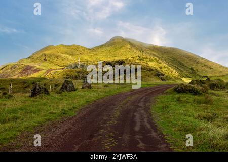 Der Pico da Esperanca Planalto Central in Sao Jorge, Azoren, ist eine fantastische Vulkanlandschaft mit Kraterseen und caldeiras. Stockfoto