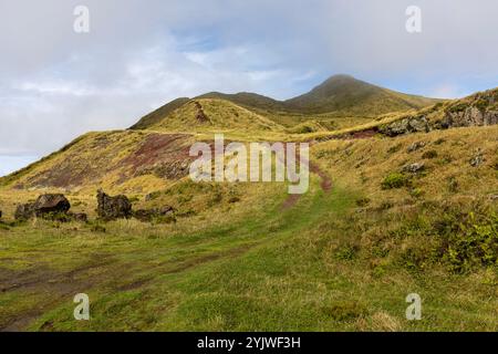 Der Pico da Esperanca Planalto Central in Sao Jorge, Azoren, ist eine fantastische Vulkanlandschaft mit Kraterseen und caldeiras. Stockfoto