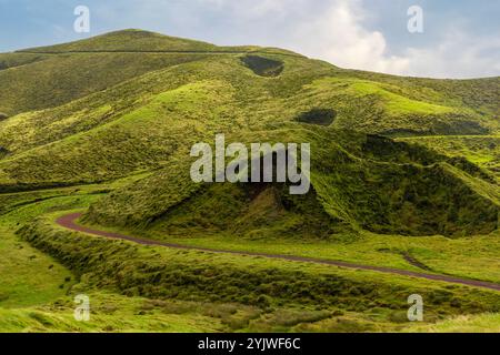 Der Pico da Esperanca Planalto Central in Sao Jorge, Azoren, ist eine fantastische Vulkanlandschaft mit Kraterseen und caldeiras. Stockfoto