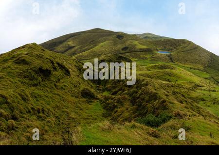 Der Pico da Esperanca Planalto Central in Sao Jorge, Azoren, ist eine fantastische Vulkanlandschaft mit Kraterseen und caldeiras. Stockfoto