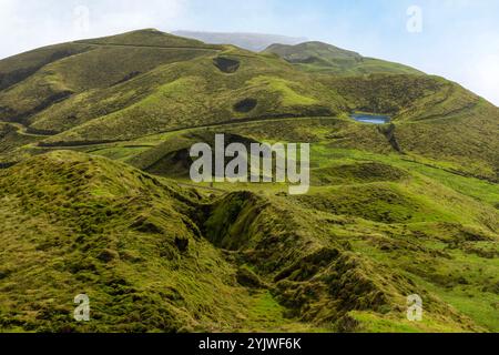 Der Pico da Esperanca Planalto Central in Sao Jorge, Azoren, ist eine fantastische Vulkanlandschaft mit Kraterseen und caldeiras. Stockfoto