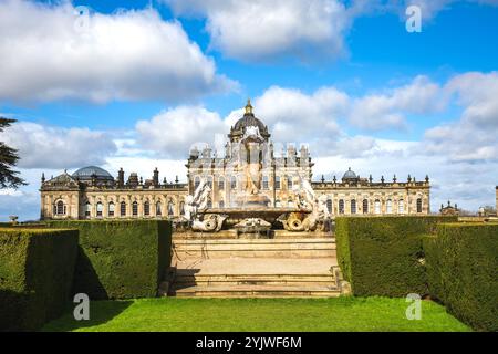 CASTLE HOWARD, YORK, GROSSBRITANNIEN - 23. MÄRZ 2024. Ein landschaftliches Panorama des Atlas-Brunnens in den formellen Gärten des Castle Howard Stately House in der Howa Stockfoto