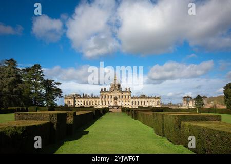 CASTLE HOWARD, YORK, GROSSBRITANNIEN - 23. MÄRZ 2024. Ein landschaftliches Panorama des Atlas-Brunnens in den formellen Gärten des Castle Howard Stately House in der Howa Stockfoto