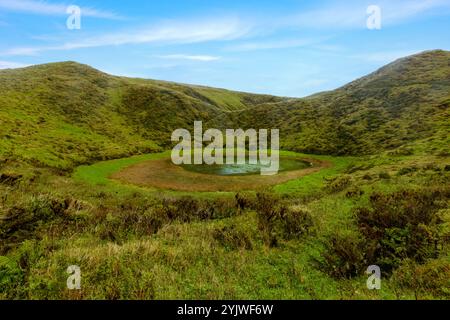 Der Pico da Esperanca Planalto Central in Sao Jorge, Azoren, ist eine fantastische Vulkanlandschaft mit Kraterseen und caldeiras. Stockfoto