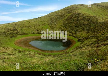 Der Pico da Esperanca Planalto Central in Sao Jorge, Azoren, ist eine fantastische Vulkanlandschaft mit Kraterseen und caldeiras. Stockfoto