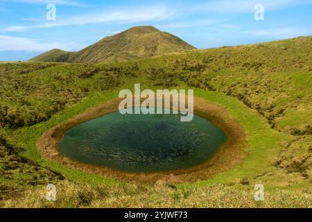 Der Pico da Esperanca Planalto Central in Sao Jorge, Azoren, ist eine fantastische Vulkanlandschaft mit Kraterseen und caldeiras. Stockfoto